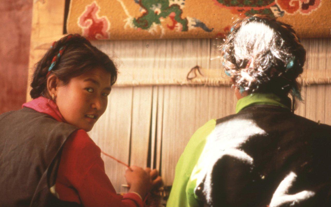 2-weavers-on-loom